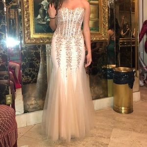 Selling beautiful jovani prom dress